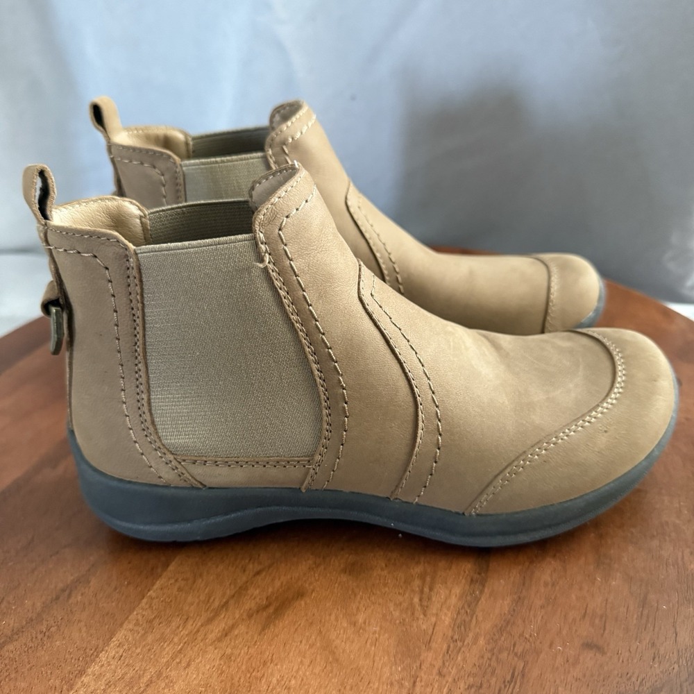 Earth Faine  Slip On Flat Round Toe Tan Leather Ankle Boot  Women's Size‎ 5